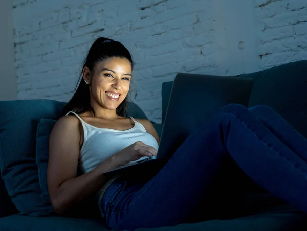 Jeune Femme Hispanique Attrayante Détendue Maison Souriant Heureux Sur Canapé — Photo