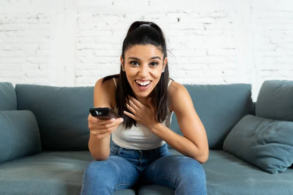 Jonge Mooie Spaanse Vrouw Spijkerbroek Thuis Alleen Televisie Kijken Glimlachend — Stockfoto