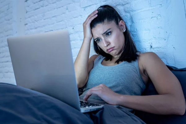 Bela Internet Latina Viciada Mulher Trabalhando Surfando Seu Computador Entediado — Fotografia de Stock