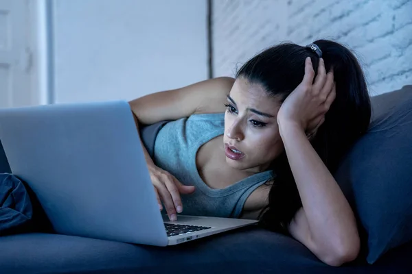 Mooie Latijnse Internet Verslaafd Vrouw Werken Surfen Haar Computer Verveeld — Stockfoto