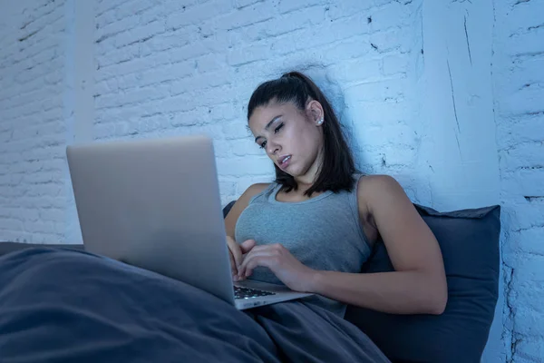 Bela Internet Latina Viciada Mulher Trabalhando Surfando Seu Computador Entediado — Fotografia de Stock