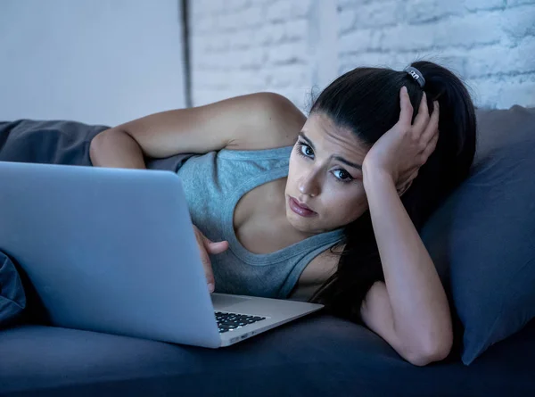 Hermosa Mujer Latina Adicta Internet Trabajando Navegando Computadora Aburrida Insomne —  Fotos de Stock