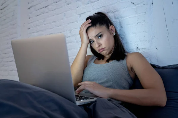 인터넷 개념에 어두운 방에서 그녀의 컴퓨터에서 집에서 그녀의 침대에서 — 스톡 사진
