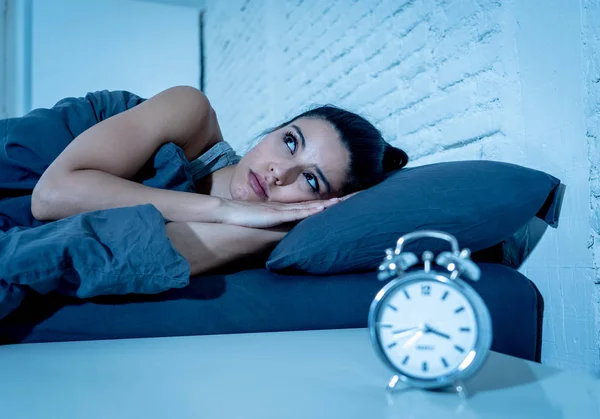 Joven Hermosa Mujer Hispana Casa Dormitorio Acostado Cama Tarde Noche —  Fotos de Stock