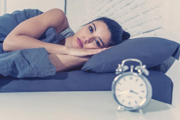 Joven Hermosa Mujer Hispana Casa Dormitorio Acostado Cama Tarde Noche —  Fotos de Stock