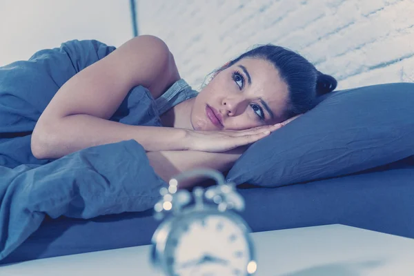 Genç Güzel Spanyol Kadın Evde Yatak Odası Acı Uykusuzluk Uyku — Stok fotoğraf