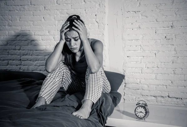 Fiatal Gyönyörű Spanyol Otthon Hálószoba Ágyban Fekve Késő Este Aludni — Stock Fotó