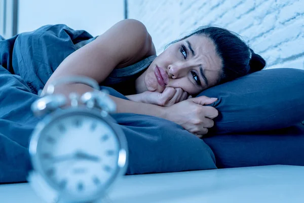 Fiatal Gyönyörű Spanyol Otthon Hálószoba Ágyban Fekve Késő Este Aludni — Stock Fotó