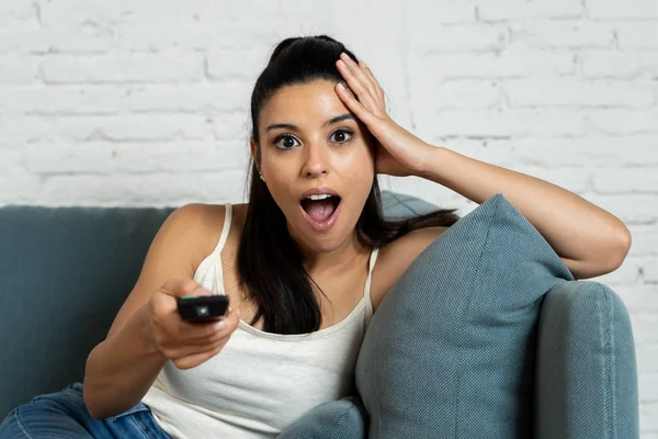 Jovem Bela Mulher Latina Sentado Casa Sofá Sofá Sala Estar — Fotografia de Stock