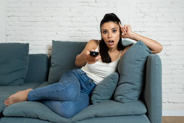 Jeune Belle Femme Latine Assis Maison Canapé Canapé Dans Salon — Photo