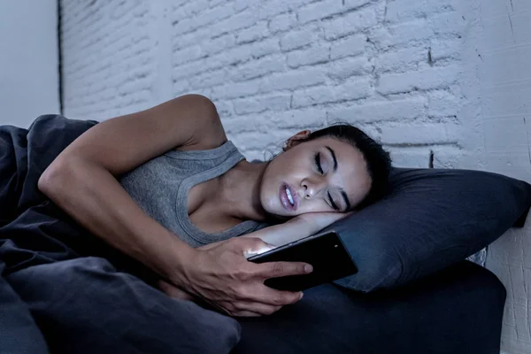 Jovem Bela Mulher Latina Cama Tarde Noite Falando Usando Telefone — Fotografia de Stock