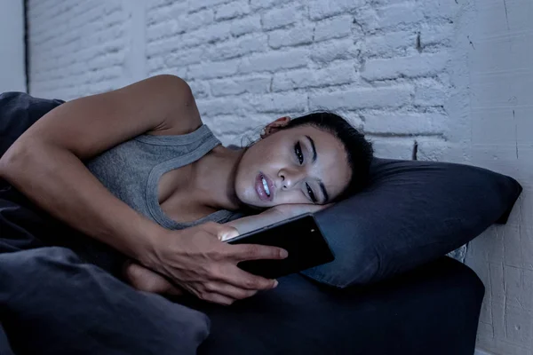 Giovane Bella Donna Latina Letto Tarda Notte Parlando Utilizzando Telefono — Foto Stock