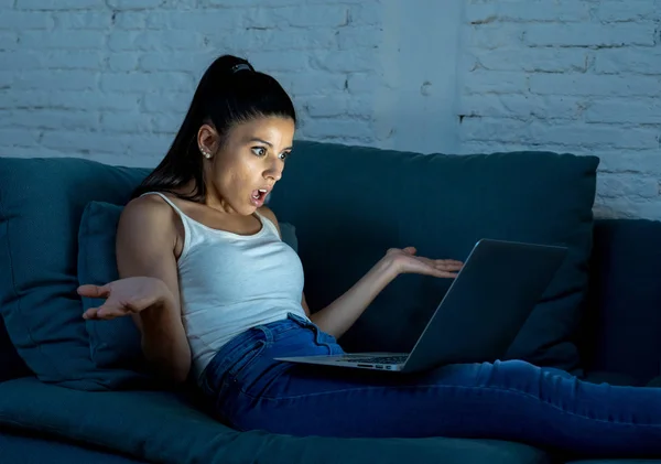 Jovem Mulher Hispânica Bonita Viciado Internet Jeans Singlet Sofá Surpresa — Fotografia de Stock