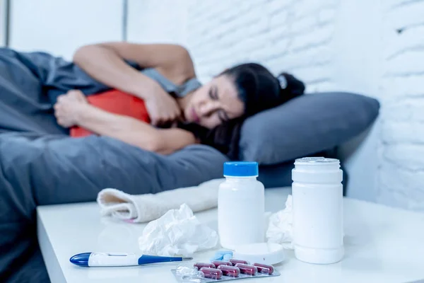 Hasta Spanyol Kadın Yatakta Hasta Günde Termometre Diyerek Ateş Vitaminler — Stok fotoğraf
