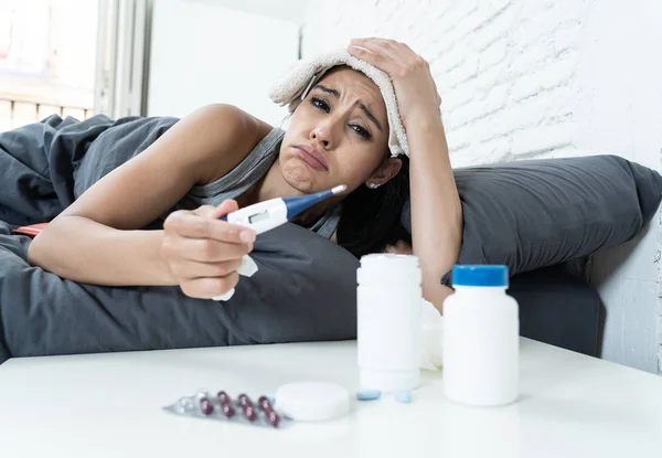 Mujer Hispana Enferma Cama Llamando Por Enfermedad Día Libre Del — Foto de Stock