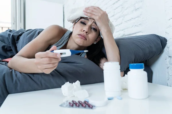 Mujer Hispana Enferma Cama Llamando Por Enfermedad Día Libre Del — Foto de Stock