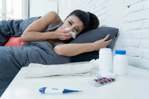 生病的西班牙裔妇女在床上呼吁病假从工作体温计检查发烧和维生素热水瓶和组织在感冒和流感概念中的温度 — 图库照片