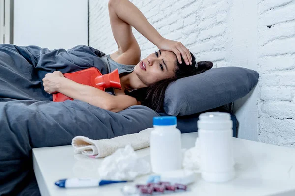 Hasta Spanyol Kadın Yatakta Hasta Günde Termometre Diyerek Ateş Vitaminler — Stok fotoğraf