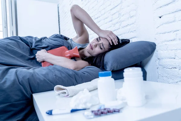 발열과 비타민 뜨거운 감기와 개념에서 온도계에서 하루에 전화는 침대에서 히스패닉계 — 스톡 사진