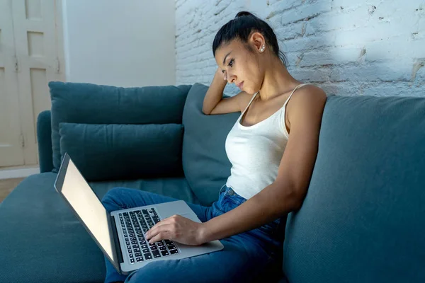 Jovem Bela Hispânica Viciada Internet Mulher Roupas Casuais Sentado Sofá — Fotografia de Stock