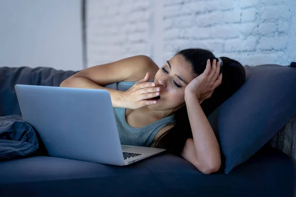 Jovem Bela Hispânica Viciado Internet Mulher Pijama Cama Casa Quarto — Fotografia de Stock