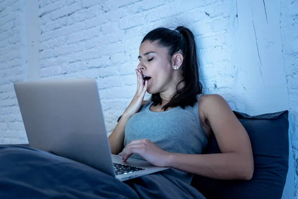 히스패닉 인터넷 중독자 어두운 방에서 떨어지는 지루해 노트북 컴퓨터와 침실에서 — 스톡 사진