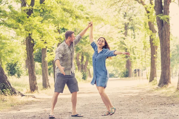 Ευτυχισμένο Ζευγάρι Χορεύοντας Και Διασκεδάζοντας Μαζί Ένα Όμορφο Καταπράσινο Πάρκο — Φωτογραφία Αρχείου