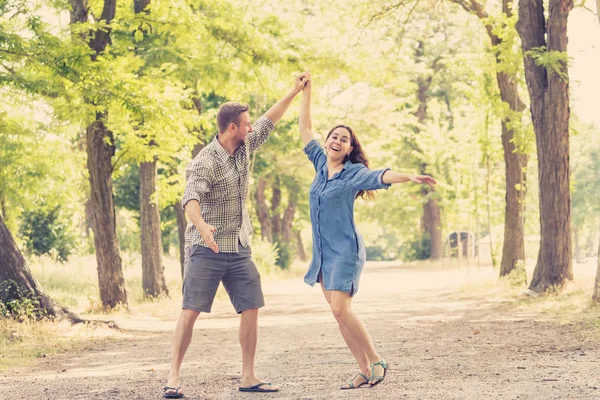 Lyckligt Par Dansar Och Har Kul Tillsammans Vacker Grön Park — Stockfoto