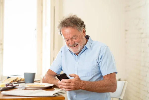 Gelukkig Aantrekkelijke Senior Man Met Behulp Van Slimme Telefoon Terwijl — Stockfoto