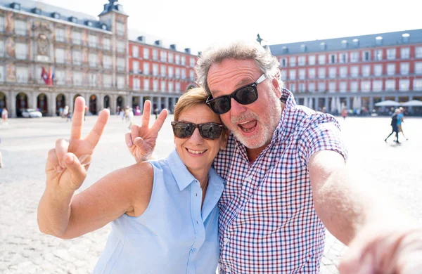 Vackra Lyckliga Senior Paret Tar Selfie Plaza Mayor Madrid Spanien — Stockfoto