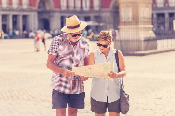 Plaza Mayor Madrid Konumlarında Arama Turist Çift Mutlu Aktif Emekli — Stok fotoğraf