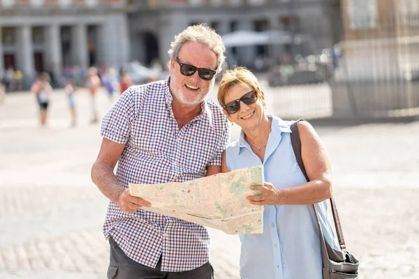 Feliz Casal Turístico Aposentado Ativo Busca Sua Localização Plaza Mayor — Fotografia de Stock