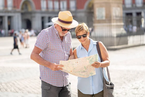 Feliz Pareja Activa Turistas Jubilados Que Buscan Ubicación Plaza Mayor —  Fotos de Stock