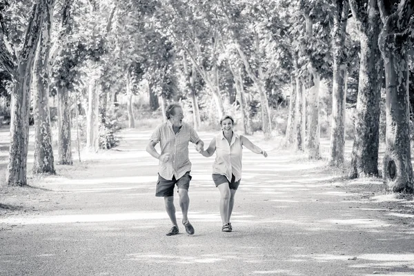 Felice Coppia Anziana Innamorata Che Corre Tiene Mano Nel Parco — Foto Stock