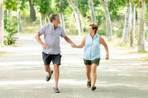 Heureux Couple Personnes Âgées Amoureux Courir Tenir Main Dans Parc — Photo