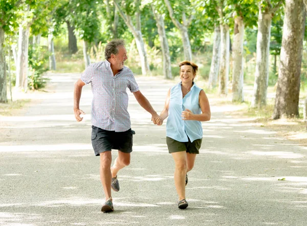 Heureux Couple Personnes Âgées Amoureux Courir Tenir Main Dans Parc — Photo