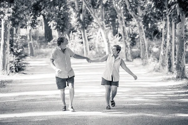 Mutlu üst düzey iki çalışan ve parkta elele aşk içinde