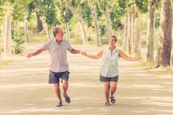 Lyckliga Senior Paret Älskar Promenader Och Håller Händer Parken — Stockfoto
