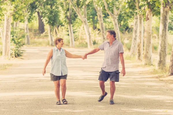 Lyckliga Senior Paret Älskar Promenader Och Håller Händer Parken — Stockfoto