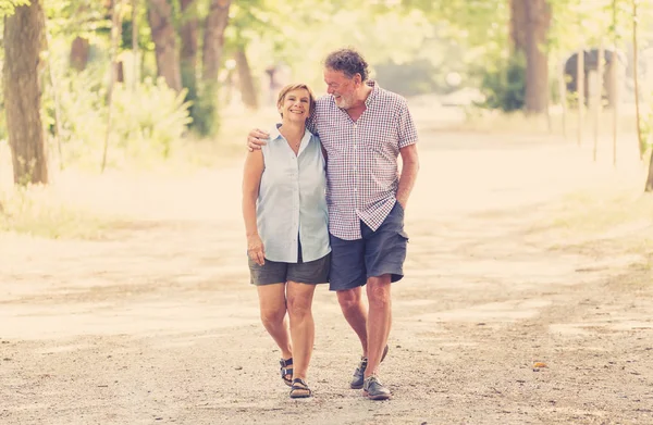 Heureux Couple Personnes Âgées Amoureux Marchant Embrassant Dans Parc — Photo