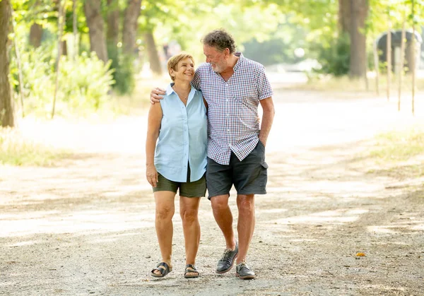 Heureux Couple Personnes Âgées Amoureux Marchant Embrassant Dans Parc — Photo