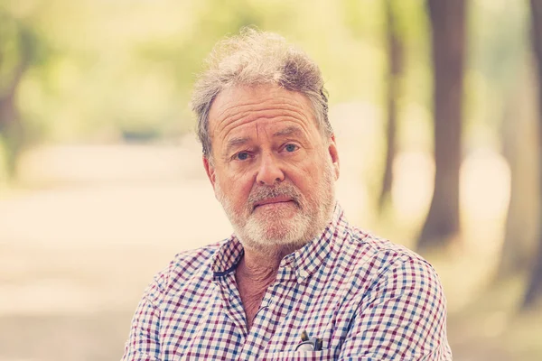 Portret Van Oude Nadenkende Man Een Park Met Groene Achtergrond — Stockfoto