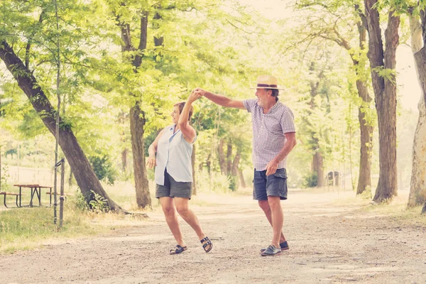 Glada Leende Senior Par Kärlek Dans Och Kul Parken — Stockfoto