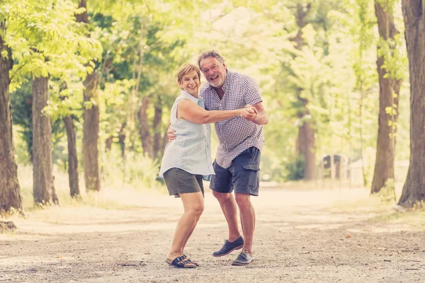 Joyeux Couple Personnes Âgées Souriantes Amoureux Dansant Amusant Dans Parc — Photo