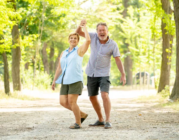 Joyeux Couple Personnes Âgées Souriantes Amoureux Dansant Amusant Dans Parc — Photo