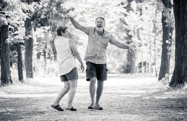 Feliz Pareja Ancianos Sonrientes Enamorados Bailando Divirtiéndose Parque — Foto de Stock