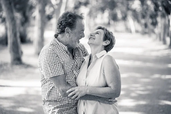 Heureux Couple Personnes Âgées Souriantes Amoureux Marcher Embrasser Amuser Dans — Photo