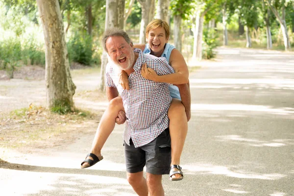 Feliz Pareja Mayor Sonriente Amor Marido Dando Paseo Cuestas Esposa — Foto de Stock