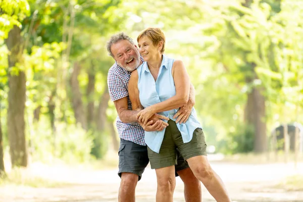 Heureux Couple Personnes Âgées Souriantes Amoureux Marcher Embrasser Amuser Dans — Photo