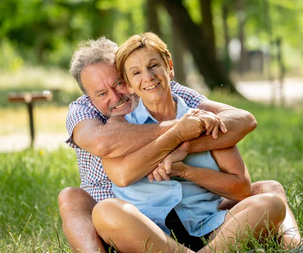 Heureux Couple Personnes Âgées Souriantes Amoureux Détendre Embrasser Amuser Dans — Photo